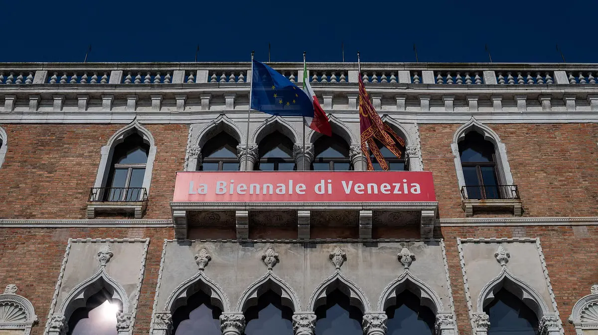 Еврокомиссия прекратила финансирование Венецианской биеннале современного искусства на сумму 2 млн евро в связи с допуском к участию официального павильона России, пригласив власти Италии вмешаться в ситуацию.