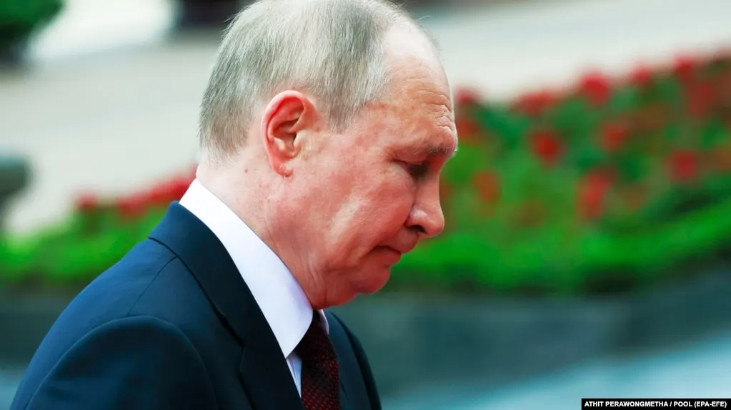 Еженедельный опрос ВЦИОМ показал падение одобрения деятельности Владимира Путина до 65,5% и снижение уровня доверия, несмотря на один из самых низких за последние годы показателей.