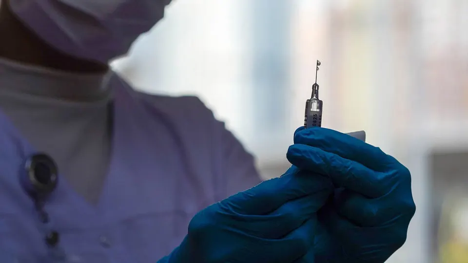 Российские исследователи разрабатывают генотерапевтический препарат, призванный замедлять старение клеток за счёт блокировки гена RAGE. Проект реализуется в рамках национальной программы по новым технологиям сохранения здоровья.