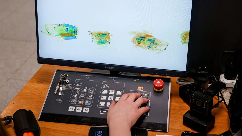 В ряде крупных школ России помимо металлодетекторов начали применять рентген-сканеры для проверки рюкзаков и сумок учащихся на наличие оружия, запрещенных веществ и электронных сигарет.