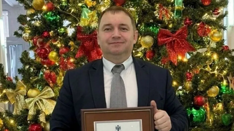 Начальника отдела противоэпизоотических и карантинных мероприятий Сергея Тура обнаружили мертвым в его автомобиле. Полиция и следственные органы проводят проверку на фоне недавних массовых изъятий и убоя скота в регионе.