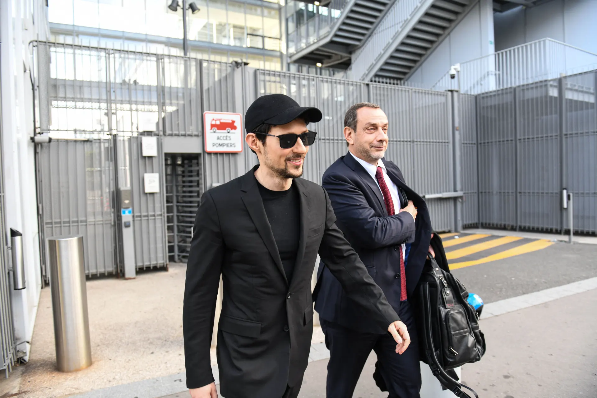 Основатель Telegram представил в своем канале композицию «Свой живой интернет», созданную с помощью нейросети: голос в треке синтезирован ИИ, а текст посвящён цензуре, VPN и обходу ограничений. Параллельно Дуров сообщил о почтовом уведомлении со статусом «подозреваемый» и продолжающемся давлении на мессенджер в России.