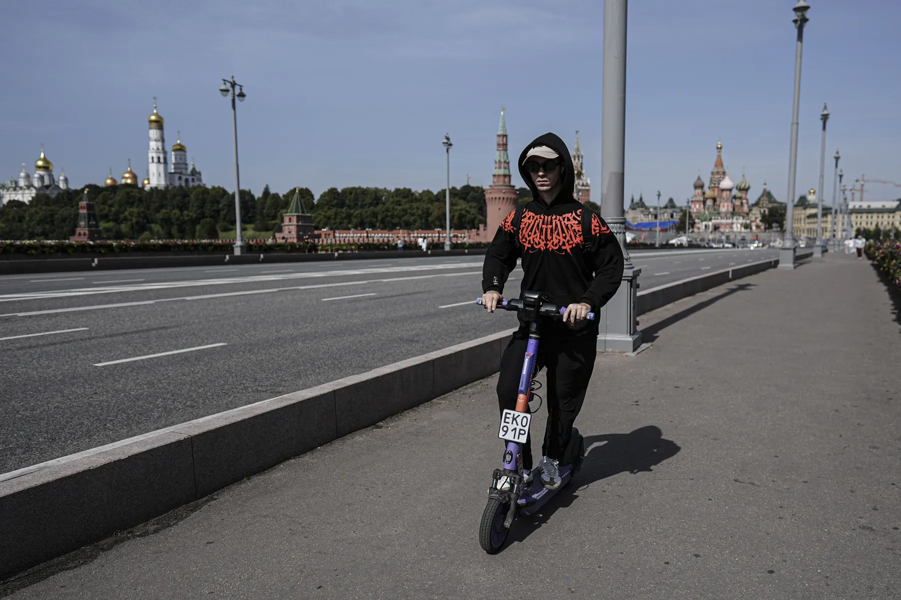 В научной работе МАДИ предлагается сделать Max единой точкой входа для всех сервисов кикшеринга и обязать владельцев личных электросамокатов фиксировать поездки через бота в мессенджере или носить светоотражающие жилеты с индивидуальным номером.