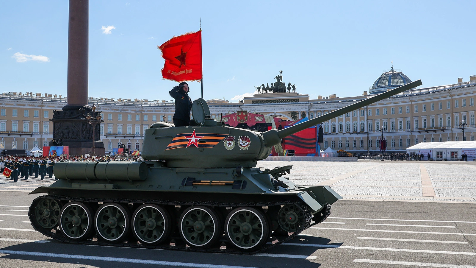 На Дворцовой площади установят одну трибуну примерно на 300 человек; на ней разместятся ветераны СВО. Прохода военной техники и участия ветеранов Великой Отечественной войны не предполагается.