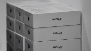 Российские продавцы электроники накопили избыточные запасы дорогих смартфонов Apple и Samsung и теперь распродают их со значительными скидками на фоне падения спроса и снижения покупательной способности населения.