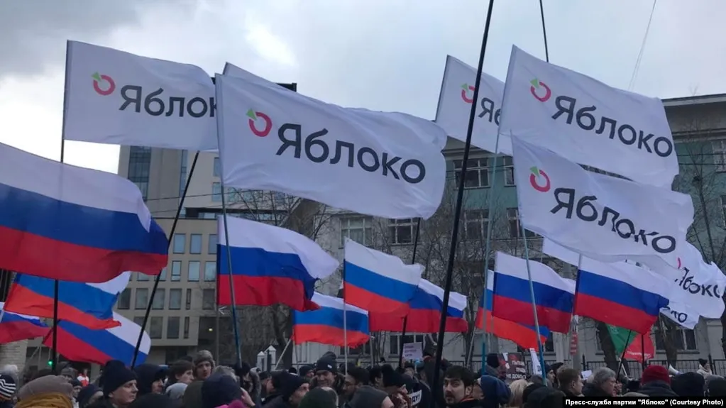 Главу иркутского отделения партии «Яблоко» Григория Грибенко задержали после обыска у него дома и обвинили по административной статье о неповиновении полиции. Политика оставили на ночь в отделе, обыск проходил в рамках дела о «хранении наркотиков», однако уголовных обвинений ему не предъявили.