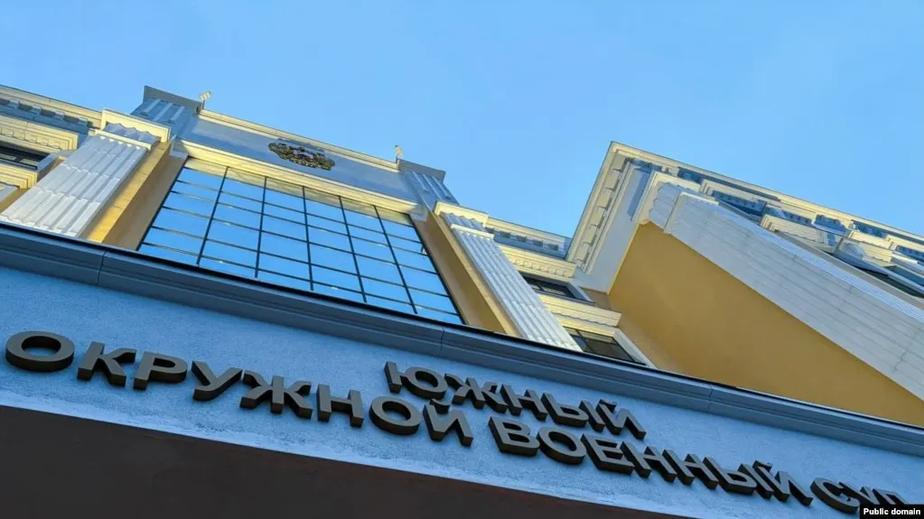 Южный окружной военный суд приговорил трёх молодых людей к срокам от восьми до десяти лет лишения свободы по делу о подготовке поджога военкоматов в Ростове-на-Дону. Суд квалифицировал их действия как тяжкое преступление, несмотря на то что поджог не был доведён до конца.