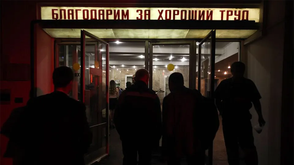 К началу апреля число работников бюджетной сферы, рекомендованных к увольнению, превысило 105 тысяч человек. Больше всего сокращений ожидается в Москве и ряде регионов, где остро ощущается дефицит федеральных и региональных бюджетов.