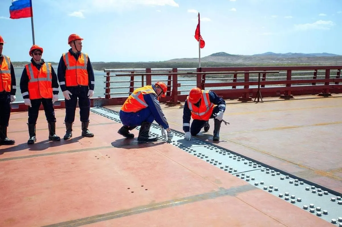 К 2026 году на границе России и КНДР планируют запустить первый автомобильный мост через реку Туманная, который должен усилить торговые и транспортные связи двух стран.