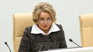 Спикер Совета Федерации Валентина Матвиенко заявила, что остановить вымирание страны помогут переезд из крупных городов в частные дома, большие семьи и благоустроенные дворы с цветами. Ее слова прозвучали на фоне затяжного падения рождаемости и естественной убыли населения России.