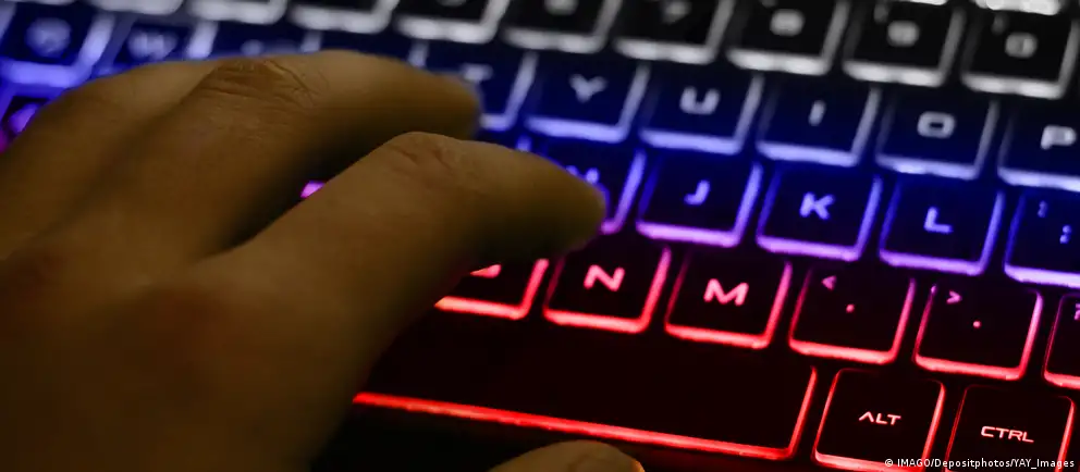 Минцифры готовит меры, по которым использование VPN для доступа к заблокированным ресурсам будет считаться международным трафиком и облагаться платой, прежде всего в мобильных сетях. Операторы могут начать фильтровать такие подключения или повышать стоимость доступа к зарубежным каналам.