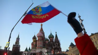 В российской экономике развернулся масштабный кризис неплатежей: просроченная дебиторская задолженность компаний перед поставщиками и контрагентами выросла до рекордных 8,2 трлн рублей, что сопоставимо с 3,8% ВВП. Больше всего страдают обрабатывающая промышленность и торговля, а малый бизнес фактически кредитует крупные госкомпании на фоне роста налоговой нагрузки и сокращения бюджетных расходов.