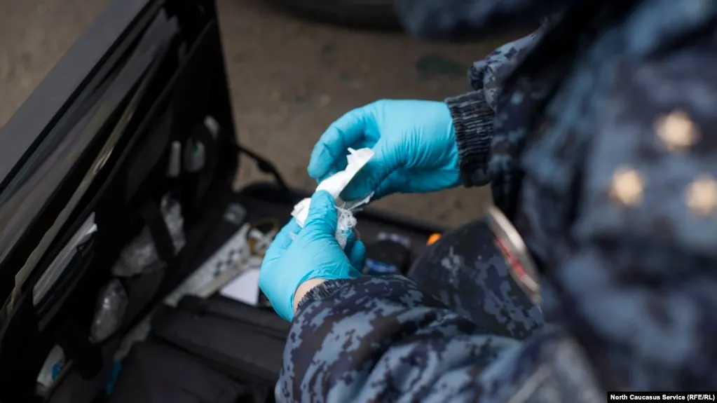 Кабинет министров согласен одобрить подготовленные Верховным судом поправки о замене реальных сроков принудительным лечением для части осужденных по «наркотическим» статьям, но выступает против сокращения максимальных сроков за хранение наркотиков в крупном и особо крупном размере.