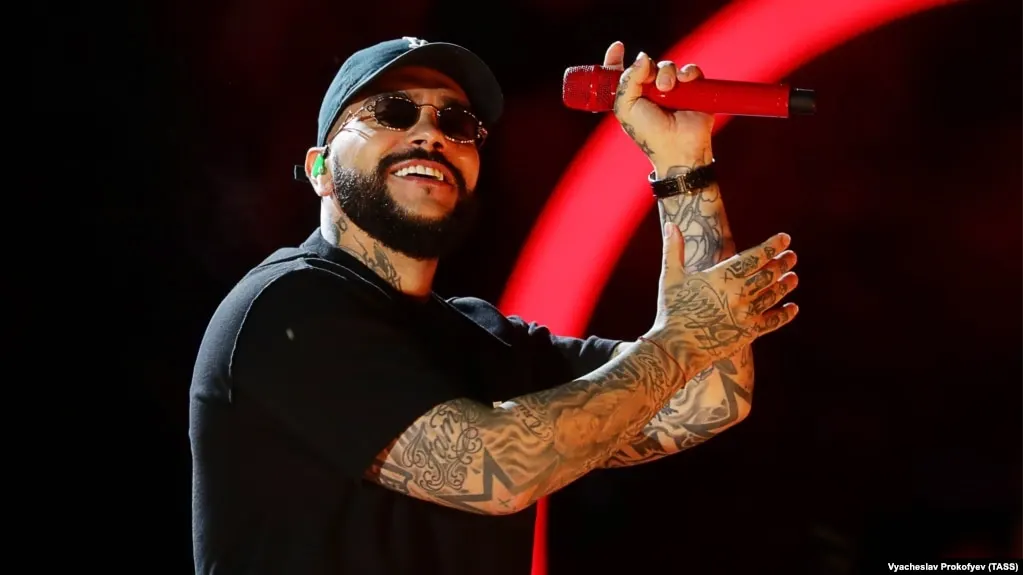 Евросоюз одобрил 20-й пакет ограничительных мер из‑за конфликта на Украине, включив в санкционный список исполнителя Тимати, директора Эрмитажа Михаила Пиотровского, военачальника Алексея Ртищева и несколько крупных нефтяных компаний.