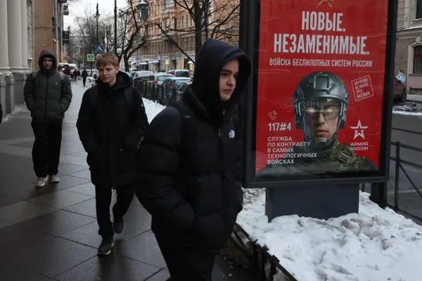 По данным собеседников, близких к операторам связи и «Ростелекому», в дни 5, 7 и 9 мая в пределах МКАД могут ограничивать мобильную связь и отправку SMS; ранее в марте в столице уже были масштабные перебои и введены «белые списки».