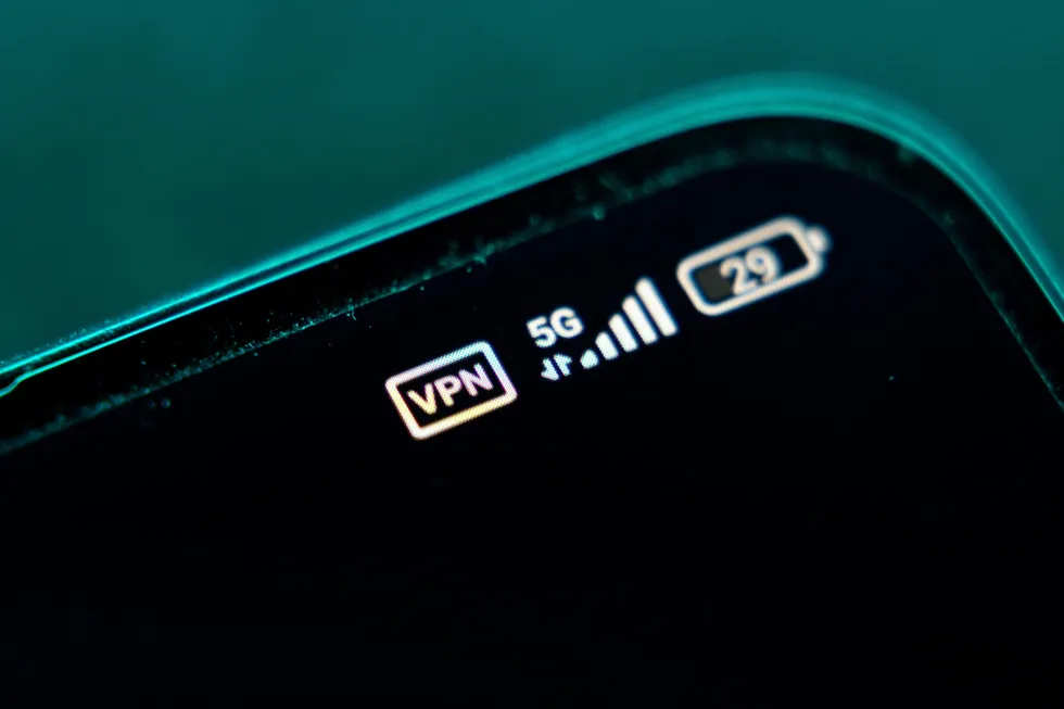 Отечественные разработчики программного обеспечения обратились к высшему руководству страны с критикой действующей политики интернет‑блокировок и ограничений VPN. Ассоциация предупреждает о системных сбоях в работе Рунета, рисках для отрасли и настаивает на смягчении мер и выработке новой, согласованной с ИТ‑сообществом стратегии.