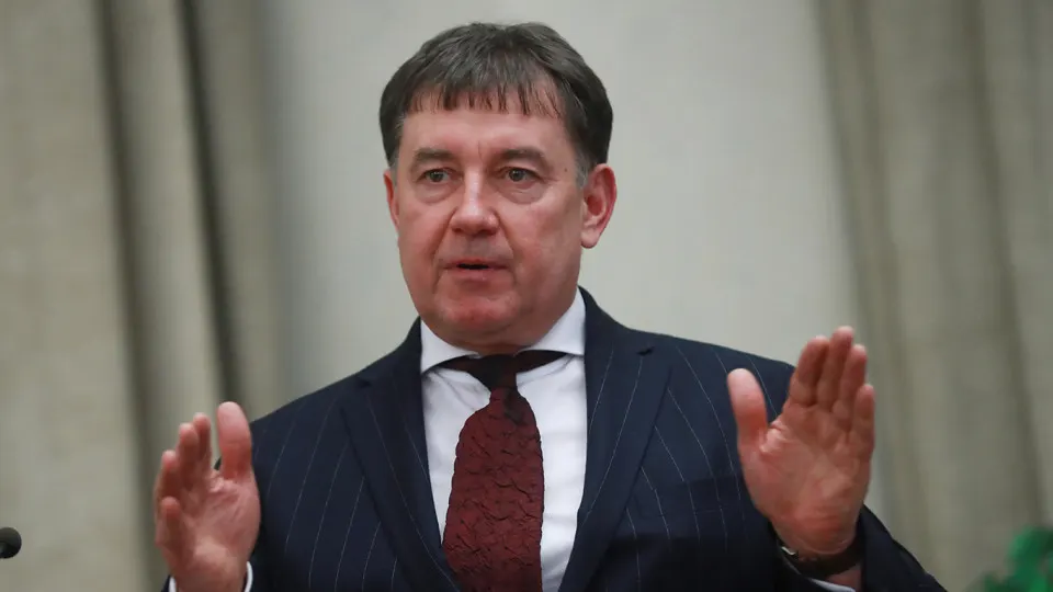 Мосгорсуд оставил в силе решение о национализации недвижимости и гостиничного бизнеса бывшего председателя Совета судей России Виктора Момотова на сумму около 9 млрд рублей, связанного, по данным Генпрокуратуры, с криминальными структурами и нелегальной деятельностью.