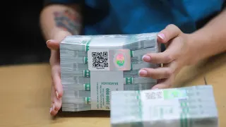 За одну неделю россияне сняли со счетов около 240 млрд рублей, увеличив объем наличных в обращении до почти 19,9 трлн рублей. Эксперты связывают рост спроса на кэш со сбоями мобильного интернета и планами властей усилить контроль за безналичными операциями и переводами на карты.