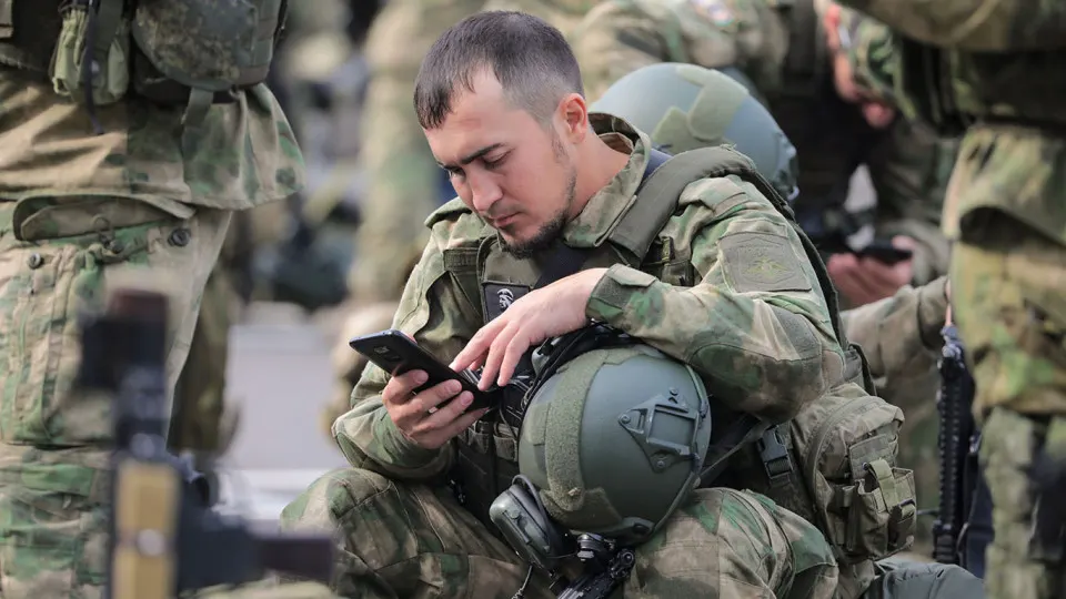 Несмотря на запреты и попытки перевести солдат на государственные мессенджеры, бойцы обходят блокировку через VPN; связь на передовой остаётся эпизодической.