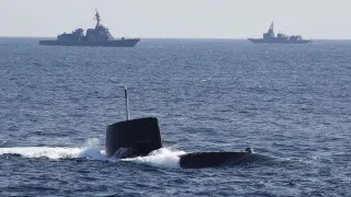 Правительство Японии радикально пересмотрело послевоенную доктрину и разрешило экспорт летальных видов вооружений, открыв путь к поставкам ракет, кораблей, подлодок и самолетов за рубеж при жестком контроле и исключениях для зон боевых действий.