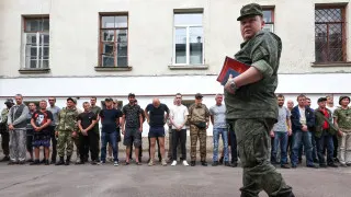 Минобороны подготовило поправки, позволяющие проверять военнослужащих на алкогольное опьянение прямо в частях с помощью экспресс-тестов, что объясняется трудностями доставки подозреваемых в медучреждения в условиях военных действий.