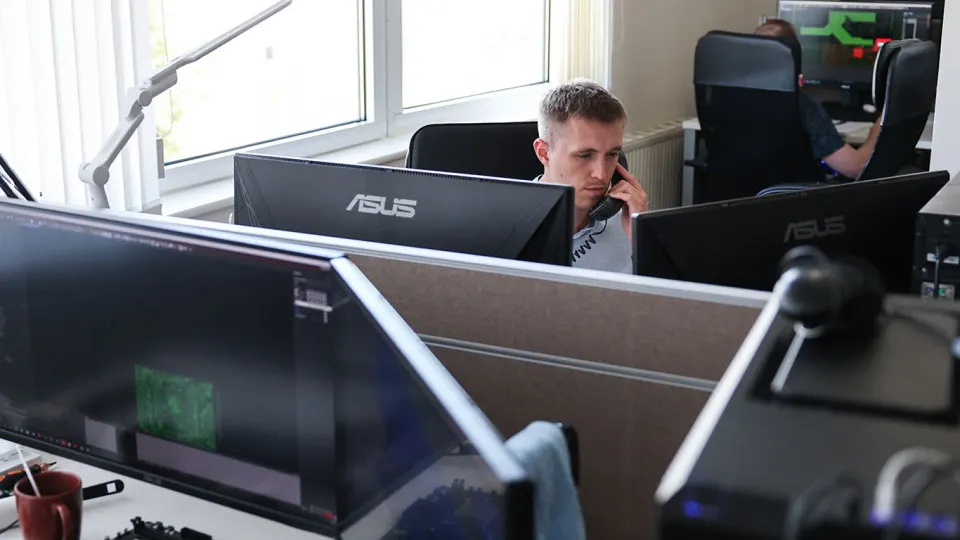 Компании в России планируют использовать иностранное программное обеспечение как минимум до 2030–2031 годов, сохраняя смешанную ИТ‑инфраструктуру, тогда как в Госдуме обсуждают ужесточение требований по переходу на отечественный софт.