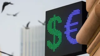 Курс доллара к рублю опустился до минимального уровня с февраля 2023 года, а рубль поддерживают высокие цены на нефть, рост экспортной выручки и приостановка бюджетного правила.