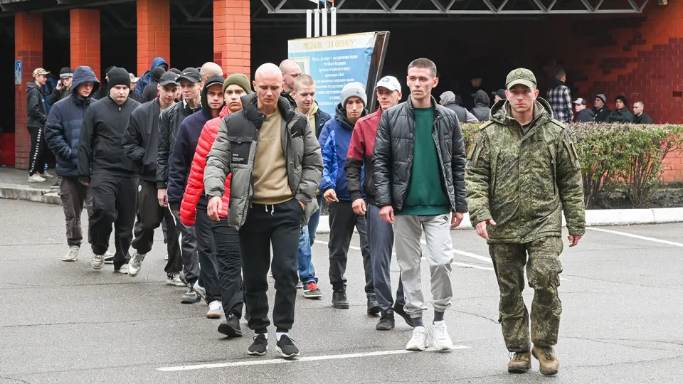 Молодому человеку отказали в вылете из Минска и при попытке пройти сухопутную границу — правозащитники связывают случаю с обменом данных между реестрами повесток и советуют оперативно обжаловать ограничения.