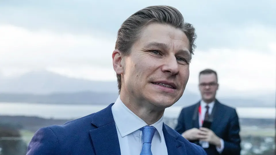 Правительство Финляндии предложило поправки к закону об атомной энергии и Уголовному кодексу, которые снимут запрет на ввоз, транспортировку, поставку и хранение ядерного оружия в стране в рамках обороны Финляндии и союзников по НАТО.