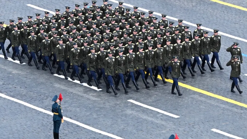 По данным источников, парад 9 мая в этом году могут провести без военной техники: по Красной площади пройдут лишь марширующие колонны, число гостей сократят до сотен, а репетиции и воздушная часть проходят с ограничениями или отменяются.