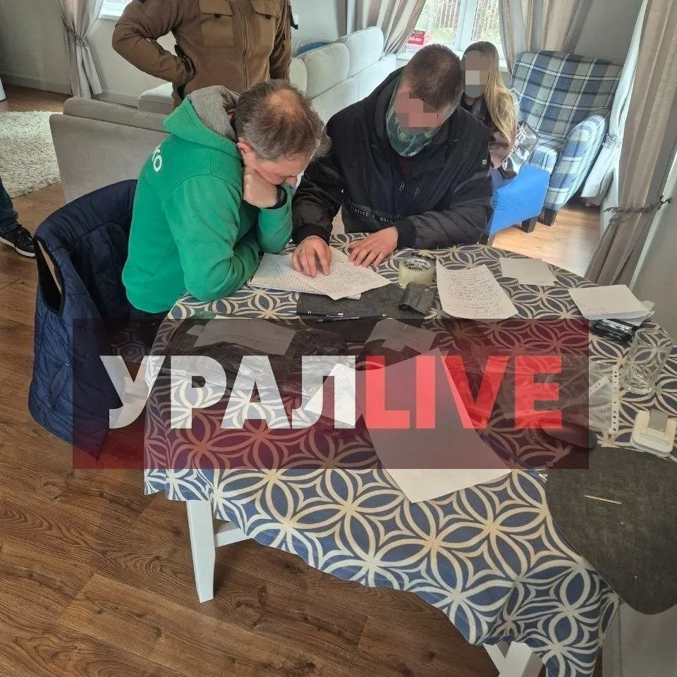 В Екатеринбурге и области прошли обыски у председателя регионального отделения «Яблоко» Максима Петлина; активист Егор Ткаченко задержан, у него изъяли технику. Партия связывает это с давлением перед осенними выборами; подобные случаи отмечаются и в других регионах.
