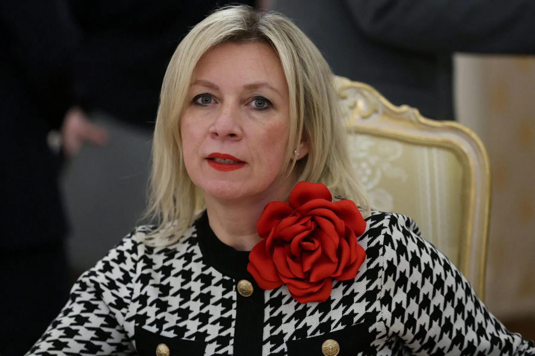 Официальный представитель МИД РФ Мария Захарова на форуме о русском языке привела несколько высказываний, приписав их известным лингвистам и филологам. Проверка показала, что часть этих «цитат» не встречается в работах указанных авторов и напоминает обобщённые пересказы, характерные для текстов, сгенерированных ИИ.