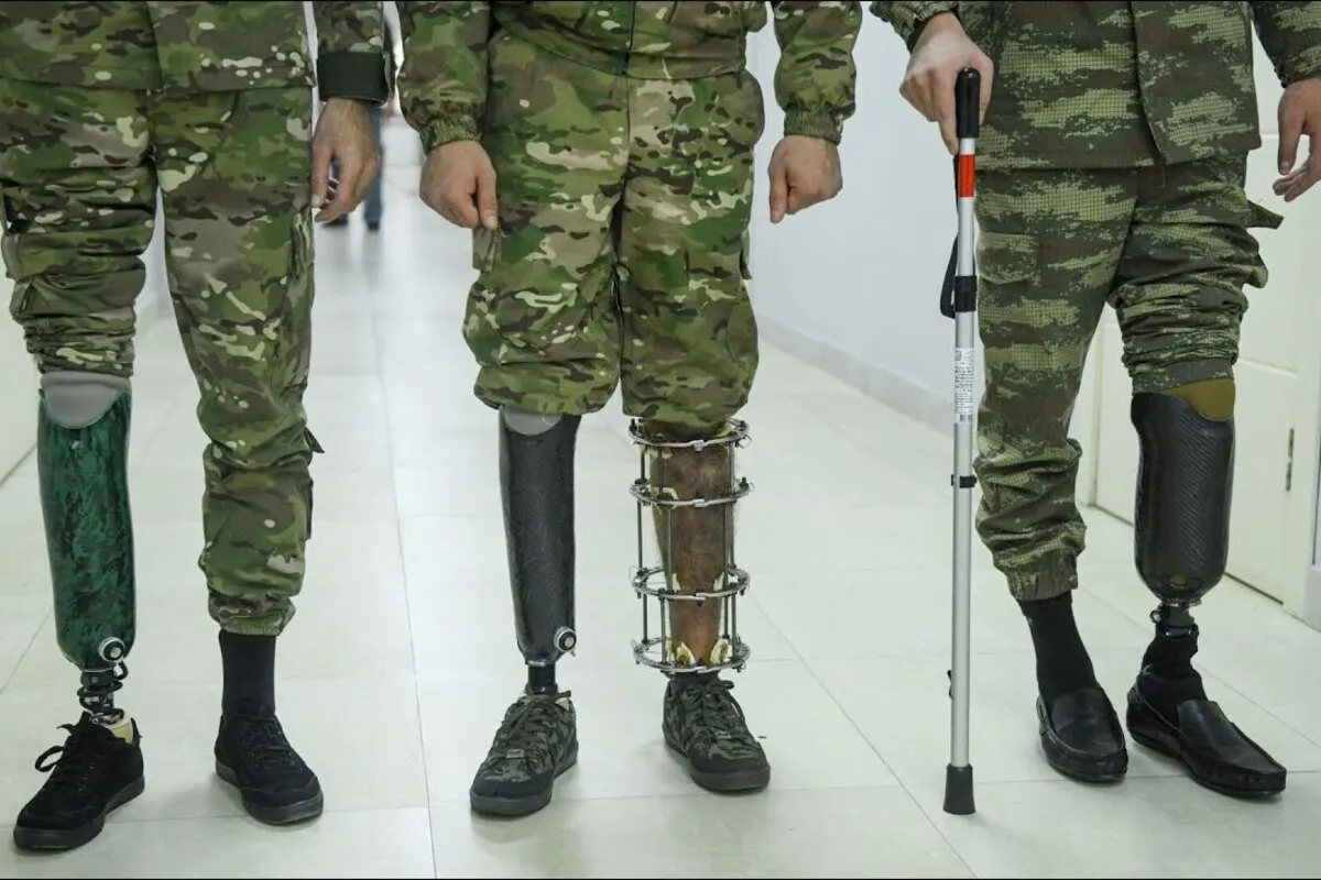 Минтруд подготовил проект постановления, который обяжет компании выполнять квоты по приему на работу людей с инвалидностью, включая участников боевых действий, во всех структурных подразделениях — от офисов до магазинов и цехов. Правозащитники предупреждают о росте нагрузки на бизнес без реальной поддержки инвалидов.