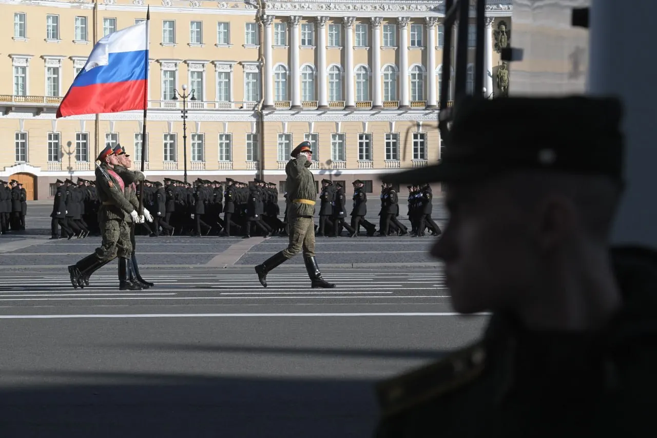 Власти пересмотрели планы: вместо нескольких тысяч приглашений на Дворцовую площадь рассылку сократили до 310. Окончательное решение по очному формату «Бессмертного полка» ждут от губернатора.