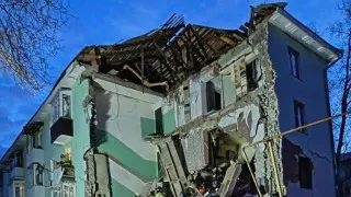 В Сызрани один из украинских беспилотников попал в многоэтажный жилой дом, частично обрушив подъезд; из-под завалов спасены 11 человек, в том числе двое детей, еще один дрон позже поразил десятиэтажку. Атака стала частью массового налета БПЛА на несколько регионов России, в результате которого временно ограничивалась работа ряда аэропортов.