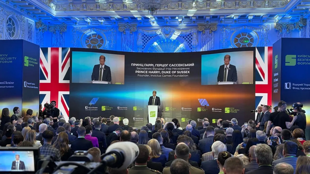 Герцог Сассекский во время визита в Киев заявил, что прибыл как частное лицо и друг Украины, обратился к Владимиру Путину с призывом остановить войну и напомнил США об их обещаниях по защите украинского суверенитета.