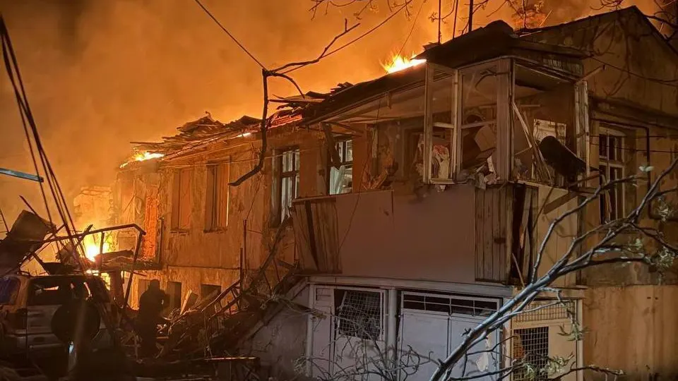 В результате ночной атаки российских дронов на Одессу повреждены жилые дома, погибли два человека, 15 получили ранения, из них восемь госпитализированы. Спасатели продолжают разбор завалов и ликвидацию последствий удара.