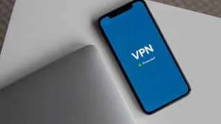 Участники рынка VPN предупреждают о скором прекращении приема оплат с российских банковских карт и усилении давления на инфраструктуру сервисов из‑за новых требований к хостинг‑провайдерам.