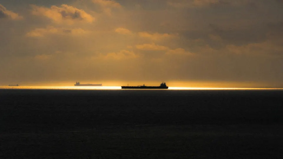 Ужесточение досмотров в Швеции и заявления британских властей заставили часть российского теневого танкерного флота обходить шведские воды и Британские острова более длинными маршрутами, что повышает расходы и риски перевозчиков.