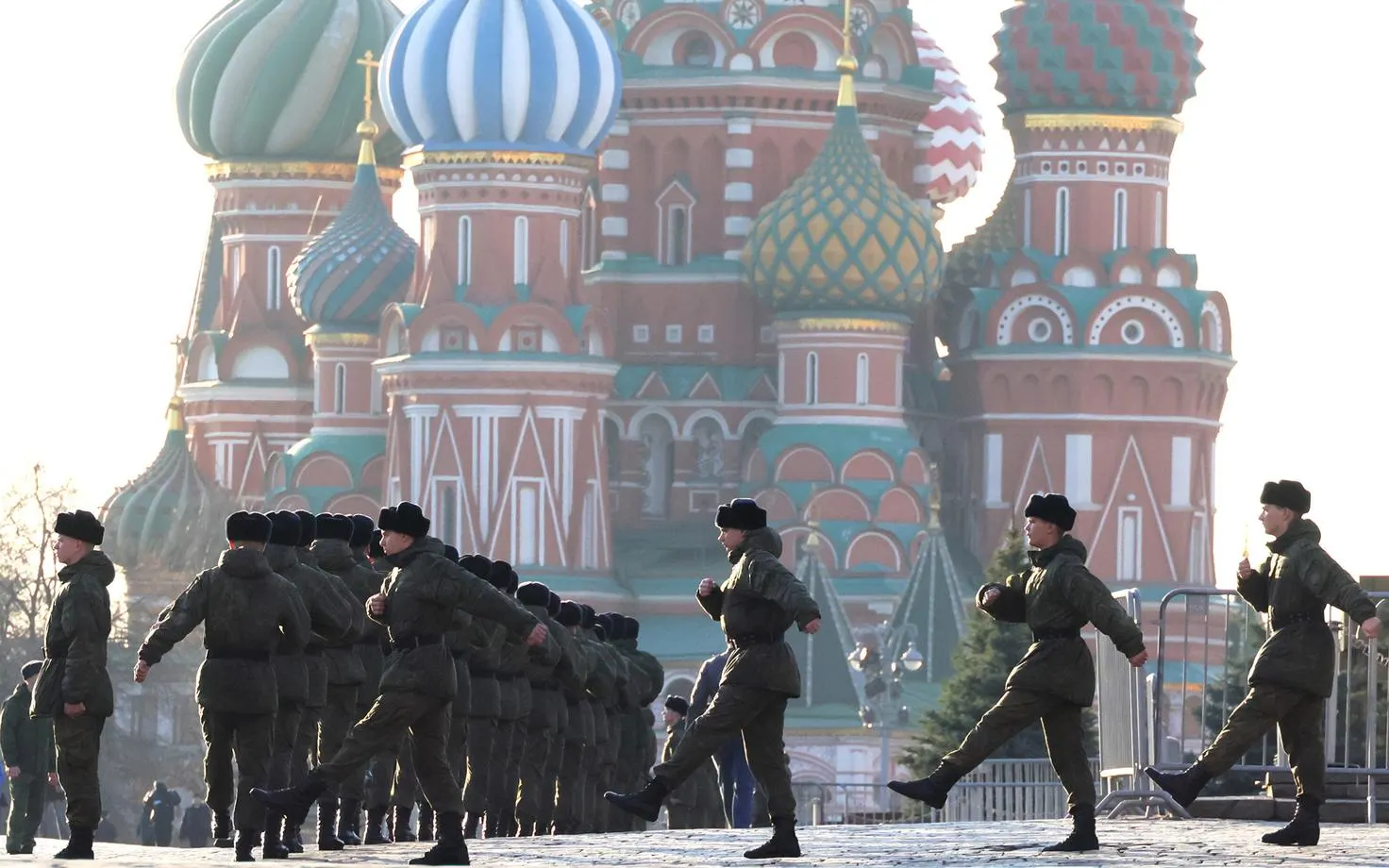 ФСО запретила доступ в Кремль 9 мая; отменён развод караулов на Соборной площади. Парад пройдёт без техники и кадетов, на фоне объявленного перемирия и ограничений мобильного интернета в Москве.