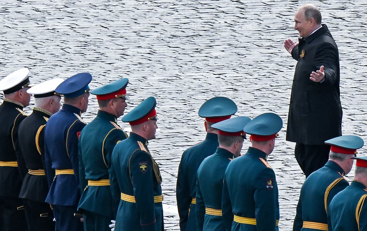 Иностранным журналистам, ранее аккредитованным на парад на Красной площади 9 мая, отозвали допуск — власти заявили, что на мероприятие пустят только российские СМИ. Парад пройдёт без военной техники, территория Кремля будет закрыта, а в городе обещано отключение мобильного интернета и SMS.
