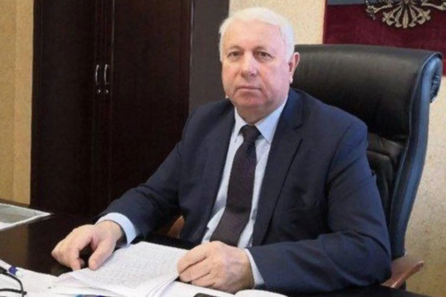 Во время обсуждения отключения воды в деревне Любимовка в эфир попала нецензурная реакция главы района. По поручению властей начата служебная проверка, пресс-служба назвала поведение недопустимым.