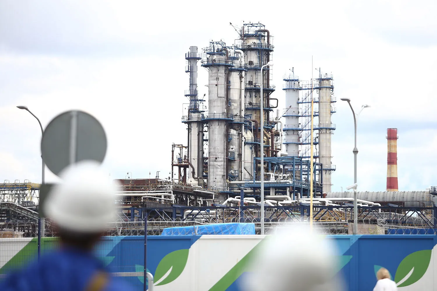 После атак беспилотников 15 и 17 мая Рязанский и Московский нефтеперерабатывающие заводы приостановили переработку нефти; в Рязани — погибшие и повреждения жилых домов.