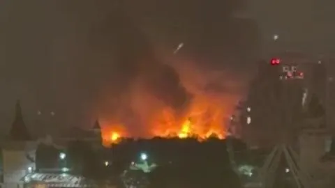 В историческом комплексе в Москве произошёл сильный пожар — к тушению привлекли сотни спасателей. Подробности и кадры с места происшествия.
