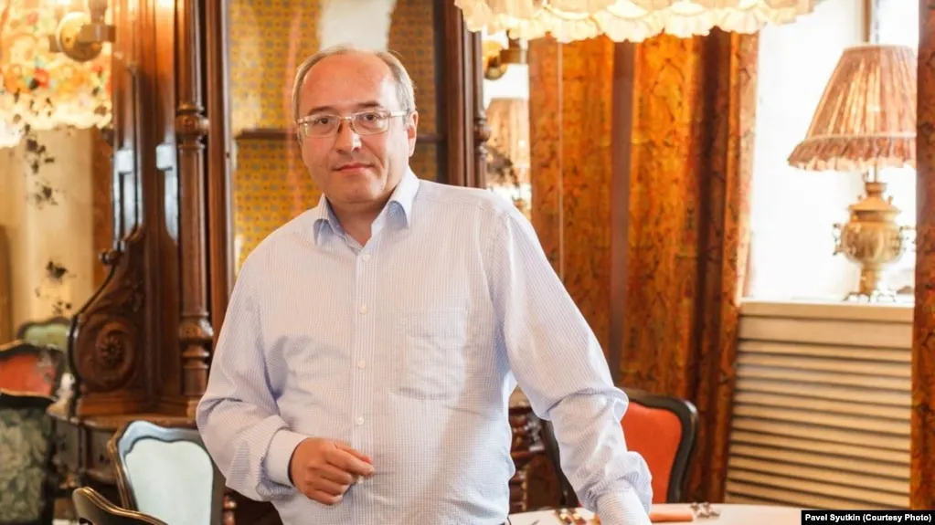 Апелляцию на продление меры пресечения отклонили: Сюткин останется в СИЗО как минимум до 26 сентября 2026 года.
