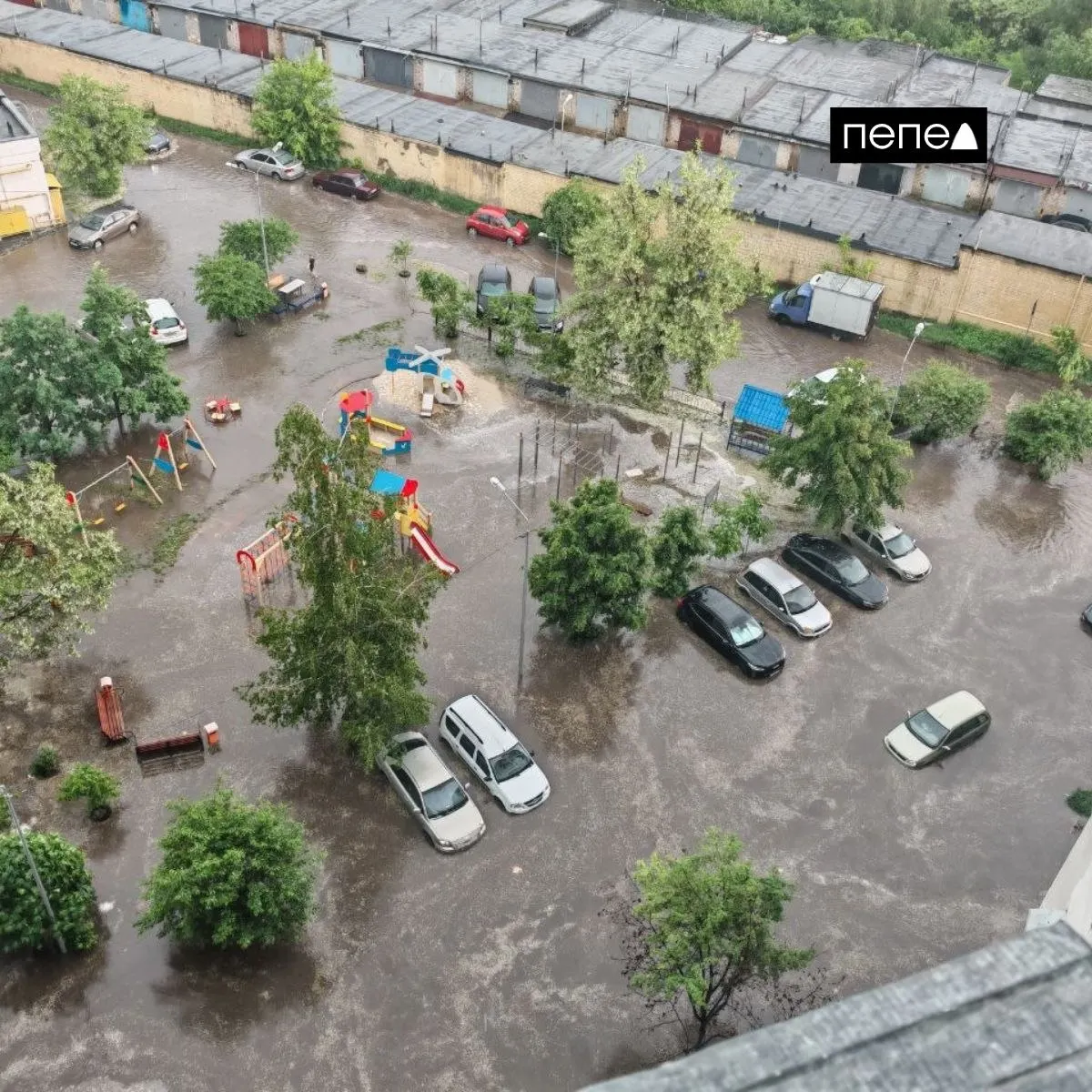Ливень с крупным градом привёл к подтоплениям во дворах Белгорода: вода залила машины и несколько подъездов многоэтажек, также в городе упали два дерева.