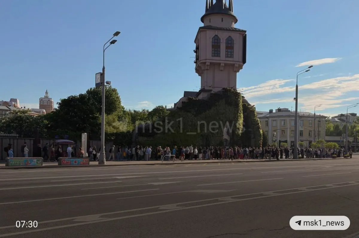 Из‑за акции «Ранняя пташка» зоопарк в Москве пускает посетителей бесплатно с 7:30 до 9:00. Из‑за ранних очередей некоторые не успевают пройти в льготный период — при этом обычный билет стоит 1700 ₽, детский — 1000 ₽.
