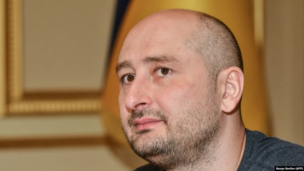 Следственный комитет возбудил уголовное дело в отношении проживающего за границей журналиста Аркадия Бабченко — ему вменяют публикацию материалов без отметки о статусе «иностранного агента» и рассматривают вопрос о розыске и мере пресечения.