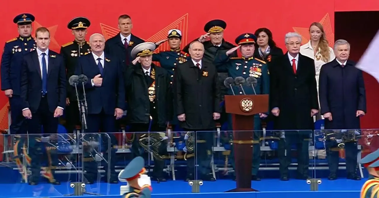 Леонида Рыжова, участника специальной военной операции и Героя России, впервые разместили на трибуне рядом с президентом во время парада в Москве.