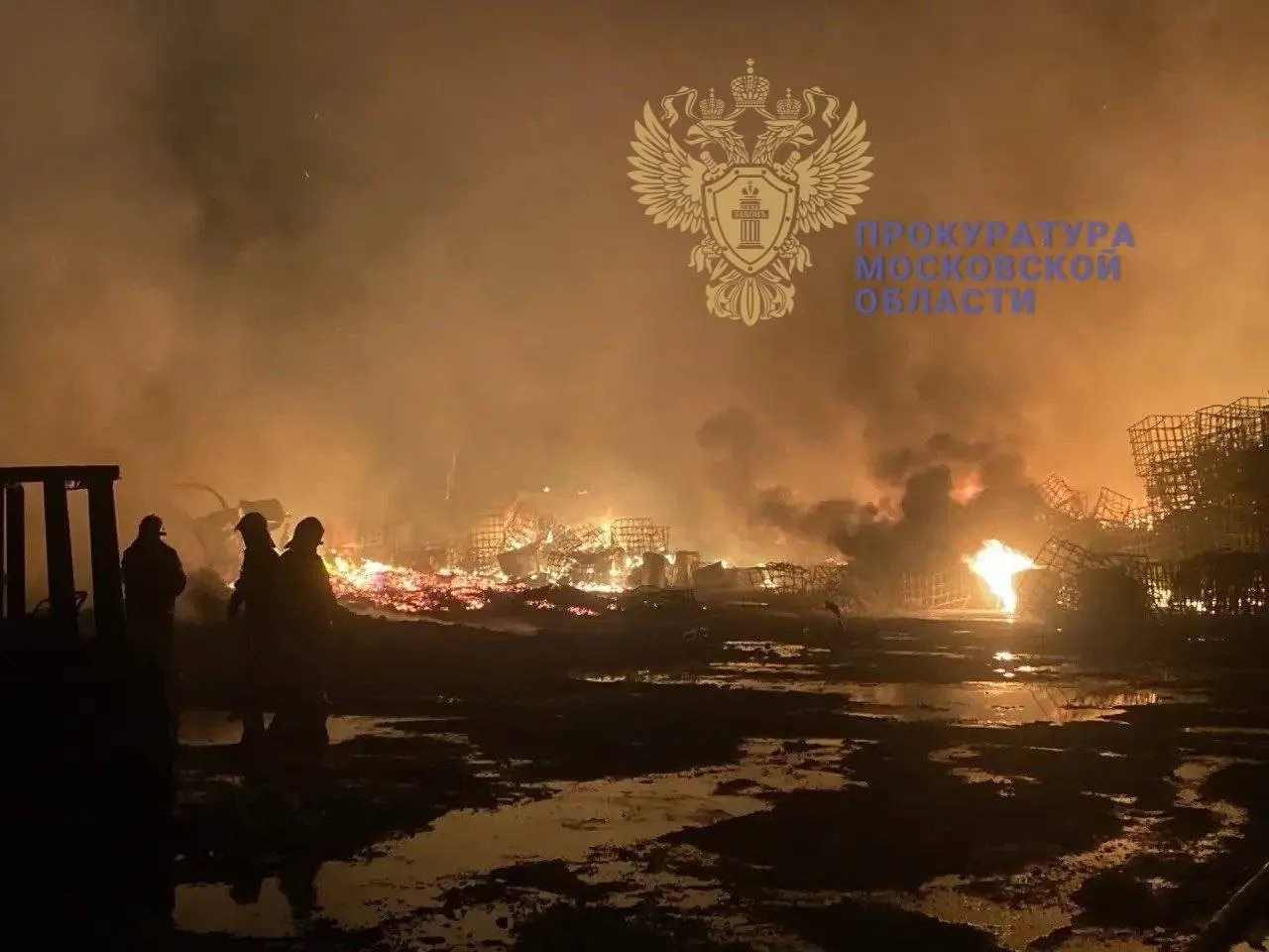 Глава Дмитровского округа Михаил Шувалов сообщил, что возгорание на складе в селе Белый Раст не представляет угрозы для жилых домов. Прокуратура проводит проверку.